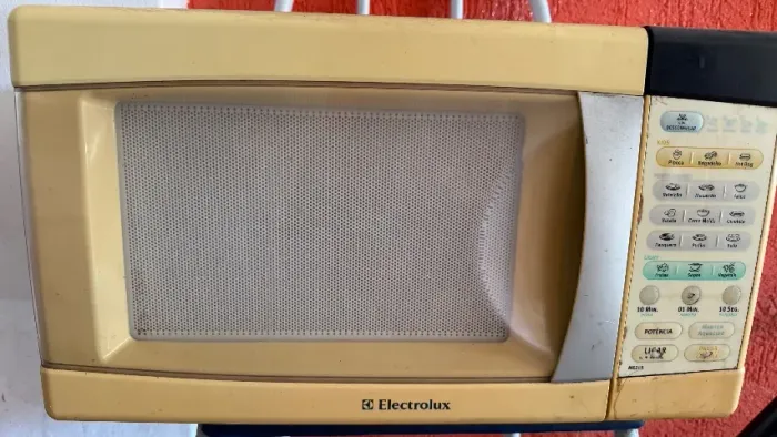 Microondas Electrolux 21L com tampa prato