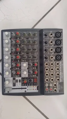 Mesa de som Behringer Xenyx 1202FX de 12 canais com efeitos integrados.