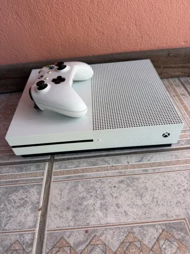 Xbox one s - 1 TB Com controle original