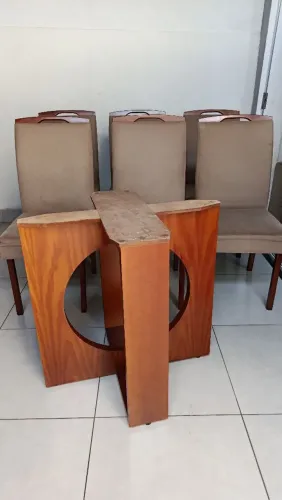 Jogo de cadeiras e pé de mesa.