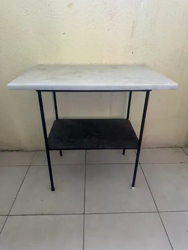 Mesa de mármore com suporte 