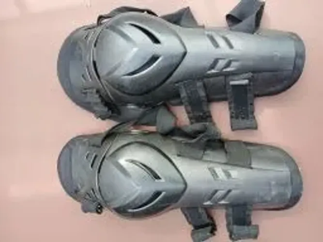 Joelheira e Bota de Borracha para Motociclista