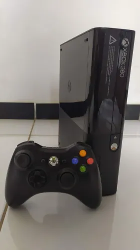 Xbox 360 S Slim Zerado com dois controles Original e jogos..