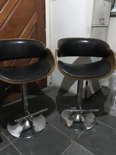 2 banquetas de inox c/ estofamento de madeira