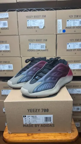 adidas Yeezy 700 V3 Fade Carbon - 40BR - Usado (9.9/10)