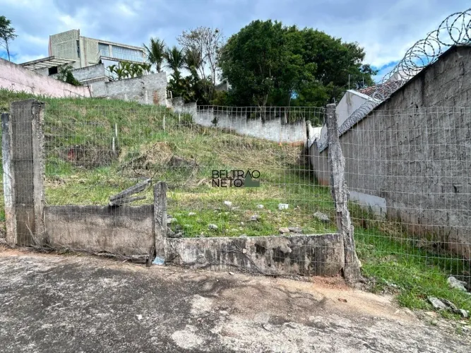 Lote de 555m2 à venda no Estoril