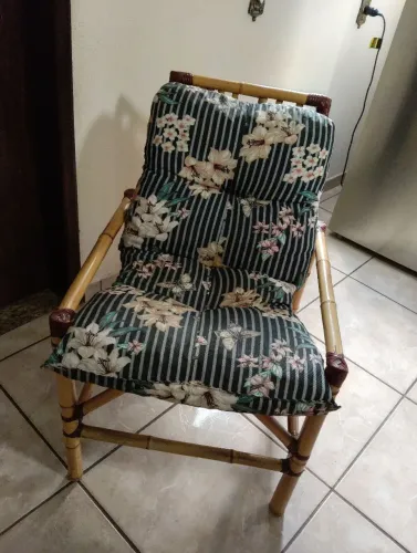 Vende-se uma poltrona