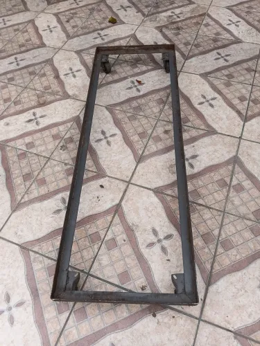 Estrutura de ferro com rodinhas