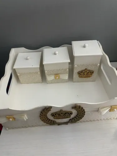 Kit higiênico de bebê e abajur.