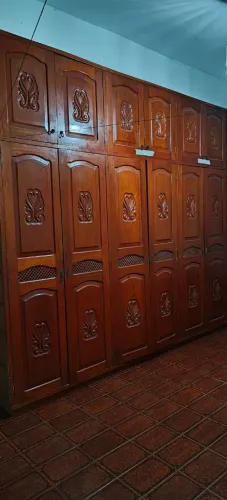 Guarda roupa de madeira pura