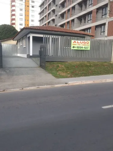 Casa comercial em frente ao bosque municipal de pinhais