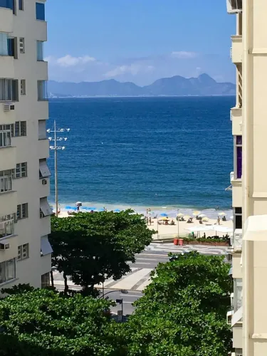 ALUGO AMPLO QUARTO E SALA - QUADRA DA PRAIA COM LINDA VISTA MAR!!!