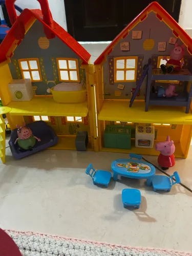 Casa peppa pig com personagem 