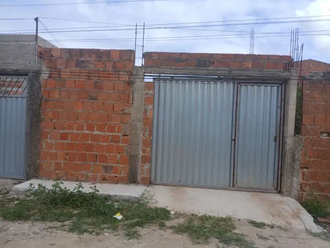 Vende-se casa medindo 5 metros de frente por 22 de comprimento