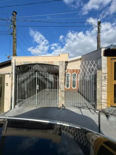 Casa à venda no Jardim Nova São Carlos com piscina e garagens