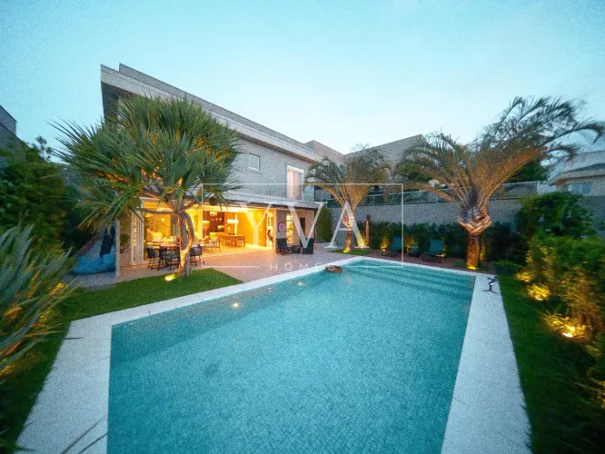 Casa de condominio totalmente mobiliada com 410.57 m², 4 quartos sendo 4 suítes à venda no