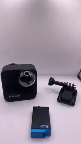 GoPro Max 360 - Câmera 5.6K - 360° + Bateria e Suporte
