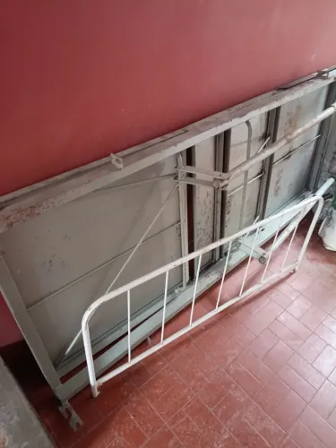 Cama Hospitalar Manual com Grade Lateral (Sem Colchão) - Usada