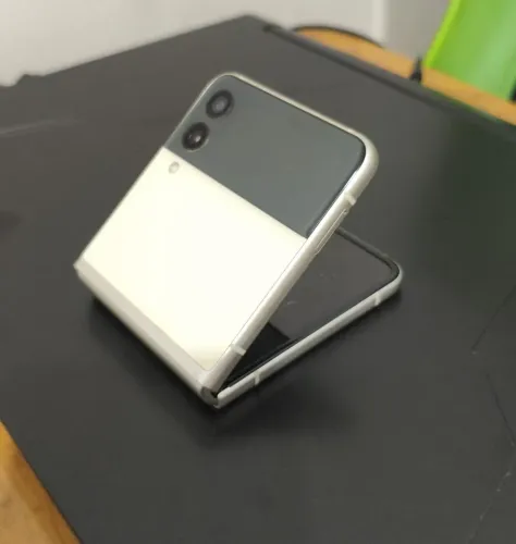 Z Flip 3 para retirada de peças