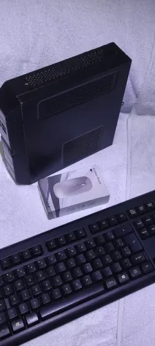 Computador com SSD de 128 GB acompanhado de teclado e mouse sem fio com LED e fonte de 19v