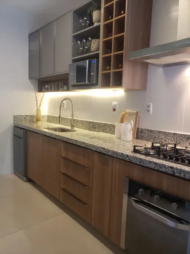 Armário planejado em MDF amadeirado e laqueado