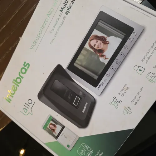 Porteiro eletrônico Intelbras atende pelo celular, lê cartão, QR Code com câmera na caixa