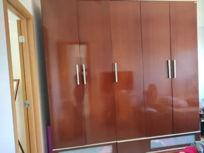 Guarda-roupa em madeira tamanho casal com 5 portas