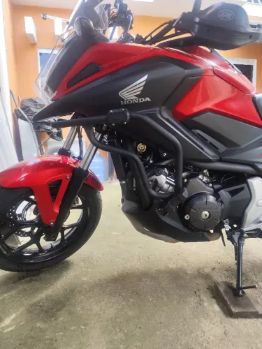 Moto muito nova sem nada pra fazer.