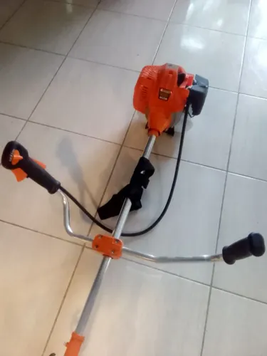 Roçadeira a gasolina. 