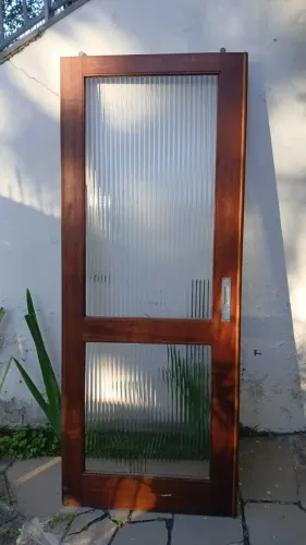 Porta de madeira com vidro