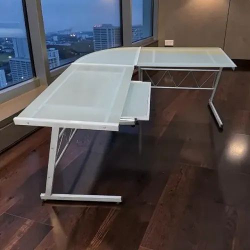 Mesa de vidro em L com estrutura de metal leve (desmontável )