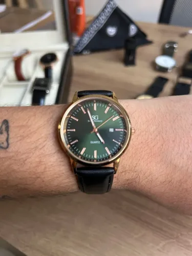 SEMI-NOVO Relógio Masculino Belmont Date Rosé Gold Couro Preto com Fundo Verde Esmeralda