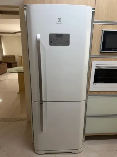 Geladeira Electrolux branca 