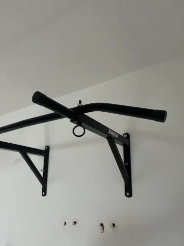 Barra fixa com suporte para saco de pancada
