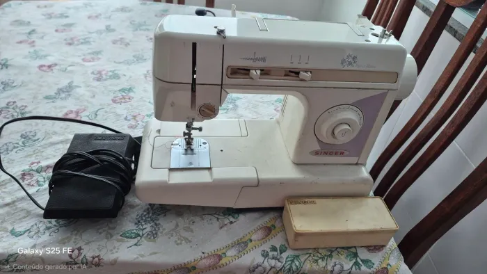 Máquina de costura, funcionando. Pequena avaria