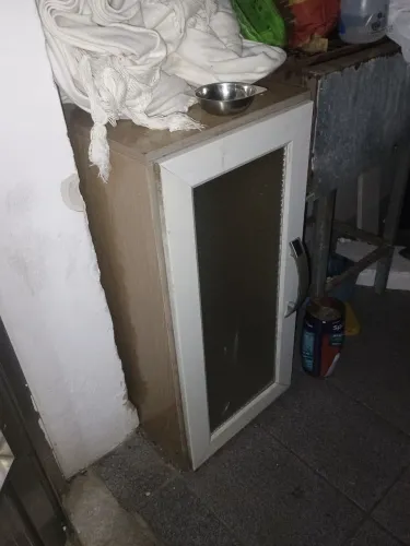 Armário de  madeira com porta de vidro 