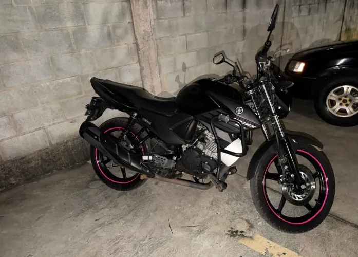 Fazer 150 de mulher e de garagem