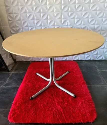 Mesa redonda com tampa de MDF cru e base de ferro 1.20 por 1.20