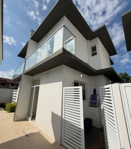 Casa em condomínio a 150m da praia de Boiçucanga | 2 suítes | Escritura definitiva