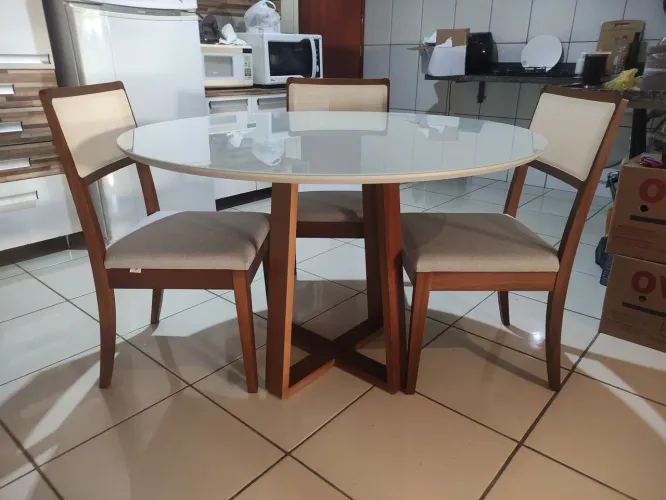 Mesa completa resistente de madeira