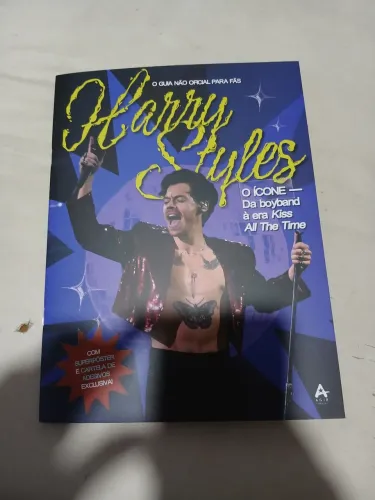Guia não oficial Harry styles com adesivos e pôster.