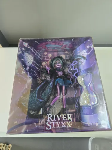 BONECA MONSTER HIGH RIVER STIXX 
