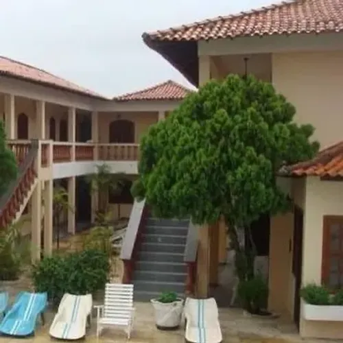 Quarto mobiliado com piscina na área externa em Iguaba Grande .