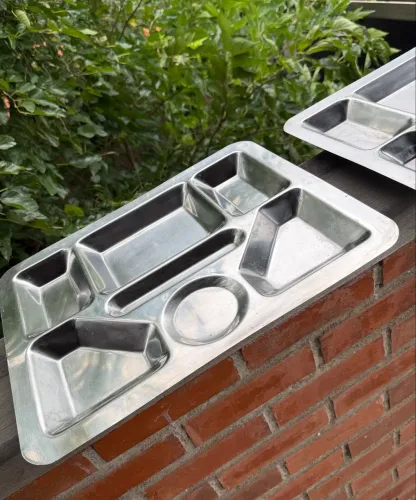 duas bandejas bandejões alimentação raridade inox forte pesado grande refeição servir
