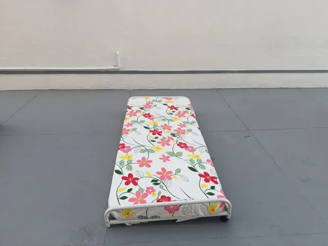 Cama baixa de ferro, de solteiro com colchão