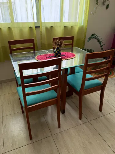 Mesa com tampo de vidro 4 lugares.