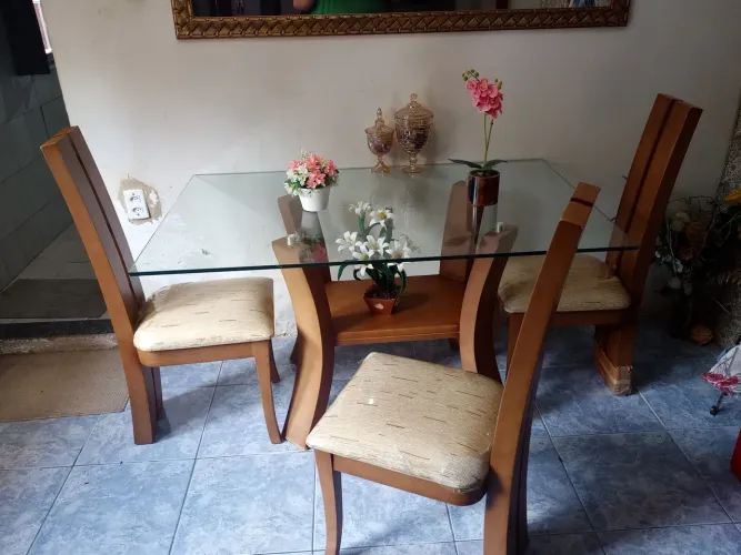 Mesa de jantar de madeira  com quatro cadeiras