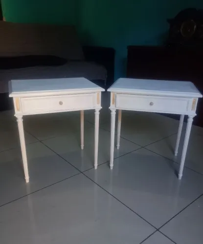 Antigo par de mesas auxiliar / cabeceira em madeira estilo Luiz XV