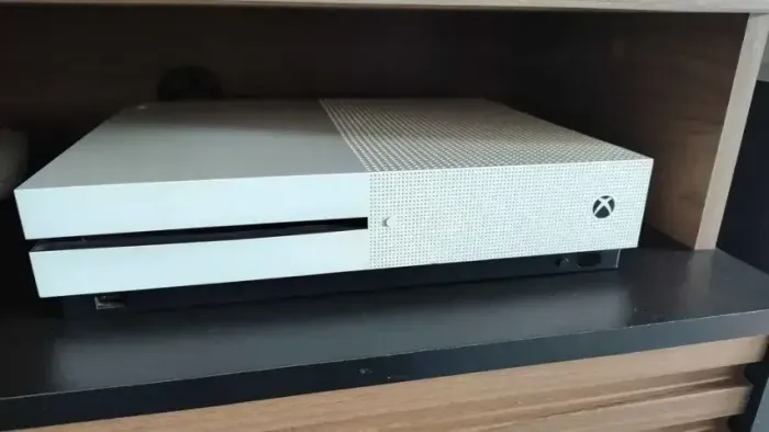 XBOX ONE S - COM SSD 500GB INSTALADO - 2 CONTROLES 