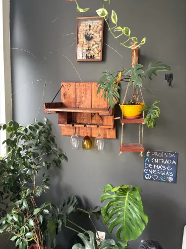 Adega de parede em madeira (incluindo as taças)
